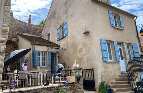 Semur-en-Auxois House | Bâtisse du pont pinard et son granit rose