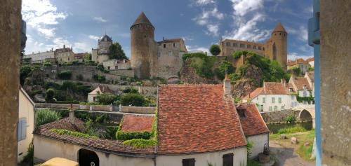 Semur-en-Auxois House | Bâtisse du pont pinard et son granit rose