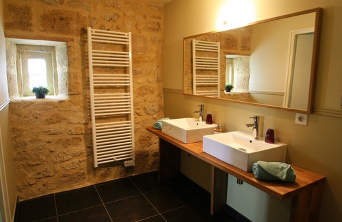 Les Salles-De-Castillon Bed & Breakfast | B&B amid the Bordeaux vineyards - room in a barn conversion full of character