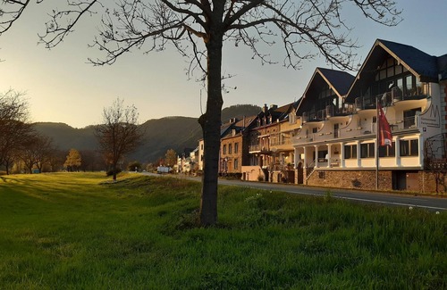 Ediger Apartment | B&B Haus Moselliebe - Comfort room with balcony and Moselle view
