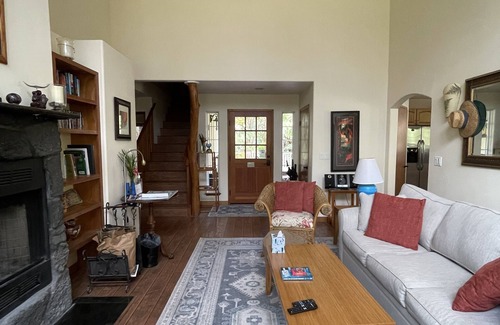 Volcano Bed & Breakfast | B&B: Ohia Loft Suite 5 mins from Volcanoes National Park