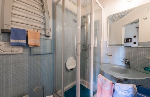 Leni Bed & Breakfast | B&B Villa Pittorino: Master bedroom in Salina cir 19083037C100309