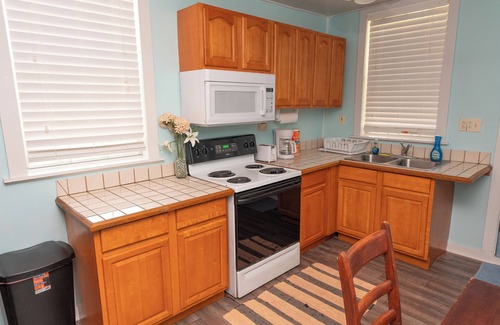 Shoreline Park Apartment | B Bayou Waterfront Cozy Apartment B