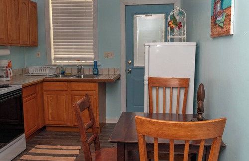 Shoreline Park Apartment | B Bayou Waterfront Cozy Apartment B