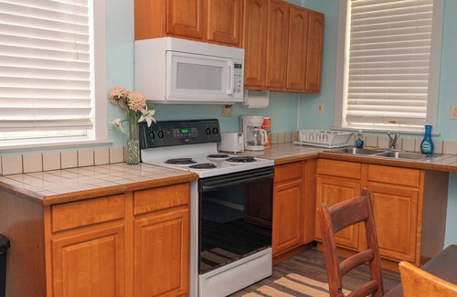 Shoreline Park Apartment | B Bayou Waterfront Cozy Apartment B