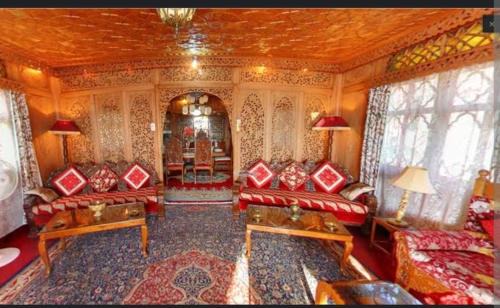 Dal Lake Boat Rental | B HERITAGE LUXURY airconditioner rooms