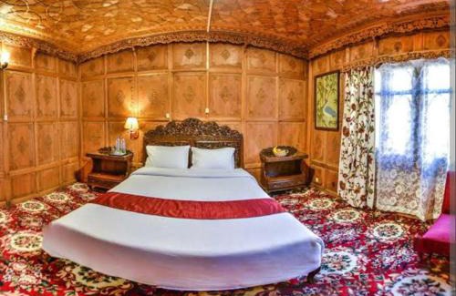 Dal Lake Boat Rental | B HERITAGE LUXURY airconditioner rooms