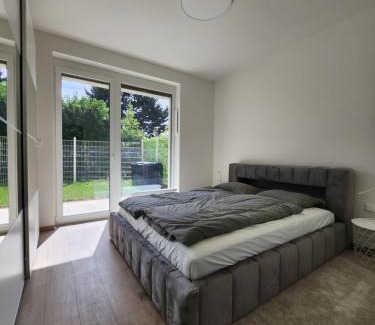 Nivy Apartment | BA Apartment with free garage parking and garden