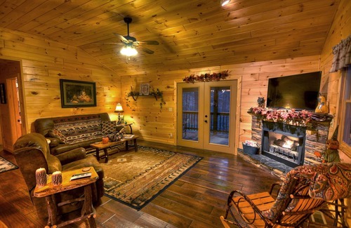 Raccoon Ridge Cabin | Bach Laurel - Enjoy sounds of nearby creek