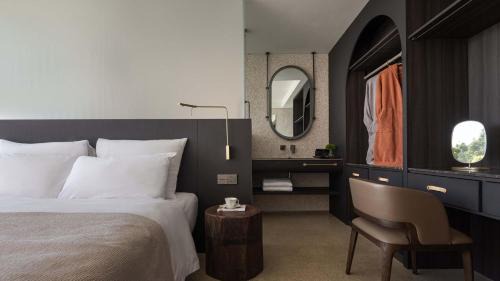 Xiangshan Hotel | Backlighting Village Hotel