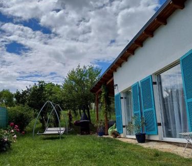 Sebes Bed & Breakfast | Backyard Cottage