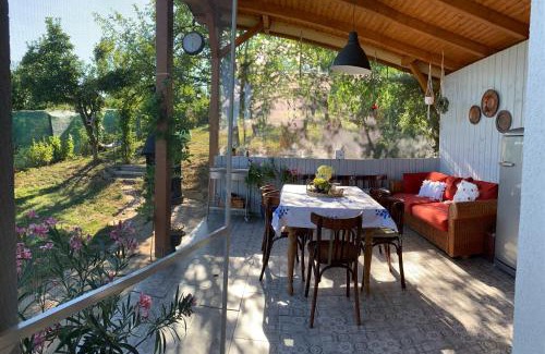 Sebes Bed & Breakfast | Backyard Cottage