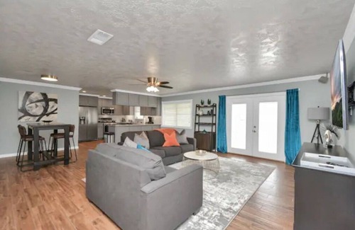 Friendswood House | Backyard Oasis - Large Pool & Grill - in the Heart of Friendswood!