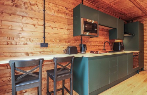 North Luffenham Cottage | BADGER'S BURROW, pet friendly, with hot tub in Edith Weston
