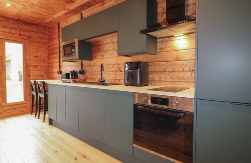 North Luffenham Cottage | BADGER'S BURROW, pet friendly, with hot tub in Edith Weston