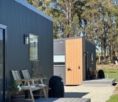 Northern Tasmania House | Badger's View Farmstay GREEN HORNET Cabin