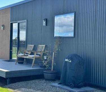 Northern Tasmania House | Badger's View Farmstay GREEN HORNET Cabin