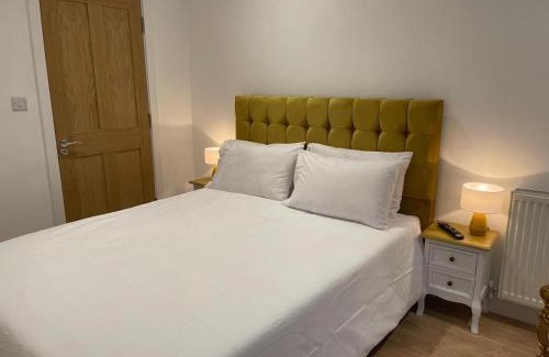 Bagshot Apartment | Bagshot PennyHill Camberley Ascot Luxury 2 Beds 1 Bath Sleeps 4 Pets OK Permit Parking