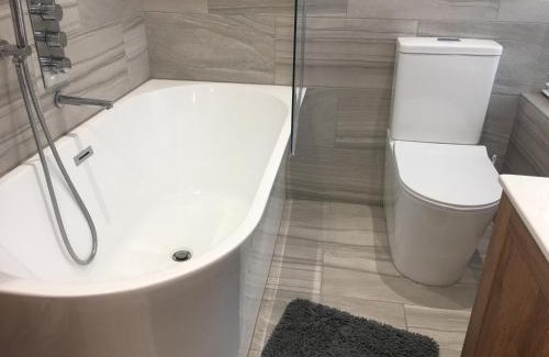 Bagshot Apartment | Bagshot PennyHill Camberley Ascot Luxury 2 Beds 1 Bath Sleeps 4 Pets OK Permit Parking