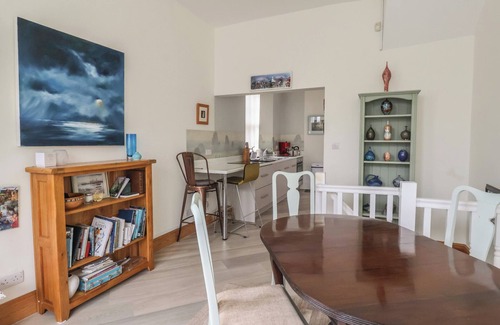 Ilkley Cottage | BAHT'AT COTTAGE, pet friendly in Burley In Wharfedale