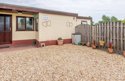 Kirkby on Bain Cottage | BAINSIDE HOLIDAY LODGE, pet friendly, with a garden in Woodhall Spa