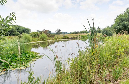 Kirkby on Bain Cottage | BAINSIDE HOLIDAY LODGE, pet friendly, with a garden in Woodhall Spa