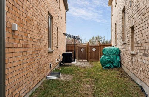 Whitchurch-Stouffville Apartment | Baker Hill Executive Suite 2 Br Basement Apartment with Full Kitchen and Bath