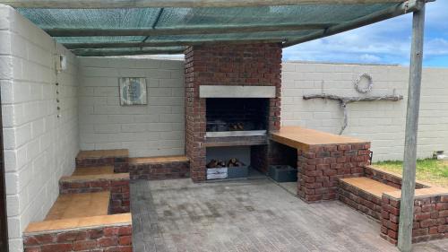 L'Agulhas House | Bakgat Stay - Seafront 7-sleeper holiday home