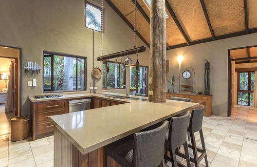 Newell House | Bala Beach House on ABSOLUTE Beachfront