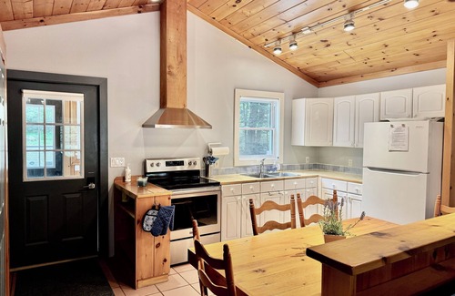 Bala Cottage | Bala-Retreat MUSKOKA - Walk to town/Sunsets/Sunny dock/Turnkey/Pet friendly
