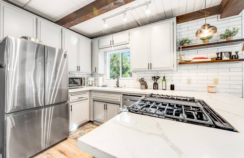 Fox Farm Cabin | Balboa at Big Bear ~Modern Mountain Home with Fast Wi-Fi, Private Hot Tub, Fireplace, Loft - Dogs OK
