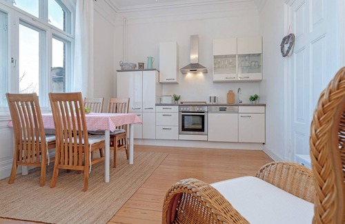 Eutin Apartment | Balcony apartment with communal garden in the Villa Eck in Eutin