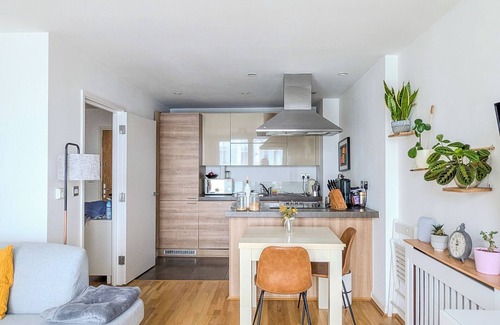 Greenwich West Apartment | Balcony Desk Working Area King Bed