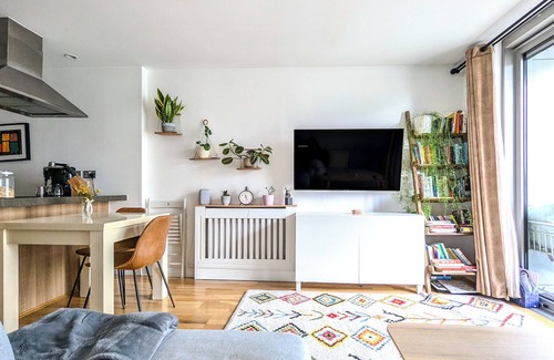 Greenwich West Apartment | Balcony Desk Working Area King Bed