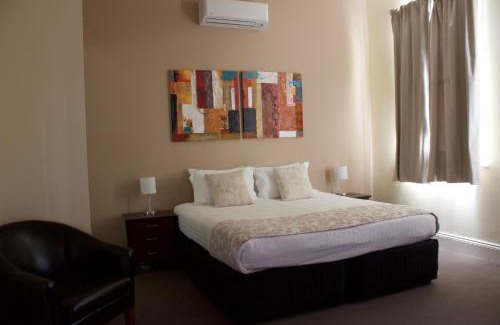 Murray Bridge Hotel | Balcony On Sixth Lodge