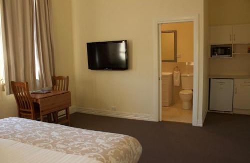 Murray Bridge Hotel | Balcony On Sixth Lodge