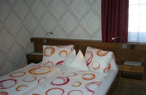 Klopein Bed & Breakfast | Balcony room on the street side - Pension Sonnenschein