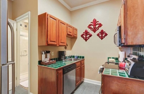French Quarter House | Balcony Suite in Historic French Quarter Hotel – Central & Charming