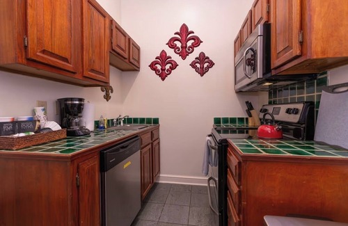 French Quarter House | Balcony Suite in Historic French Quarter Hotel – Central & Charming