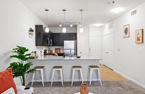 Austin Apartment | Balcony with Hills View,Pool, Free Parking and Gym