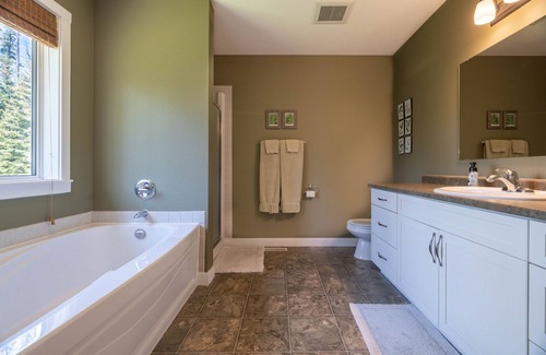 Nordegg House | Baldy Mountain Lodge Nordegg, Mountain Views, Sleeps 8, EV charger on Site