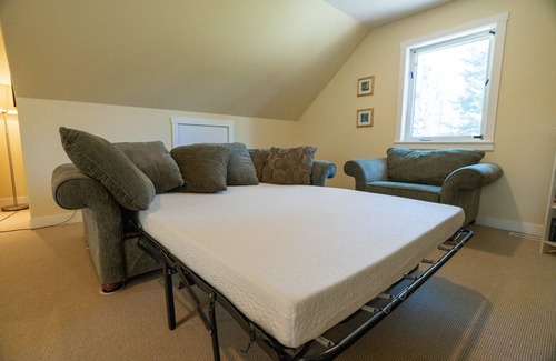 Nordegg House | Baldy Mountain Lodge Nordegg, Mountain Views, Sleeps 8, EV charger on Site