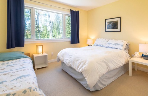Nordegg House | Baldy Mountain Lodge Nordegg, Mountain Views, Sleeps 8, EV charger on Site