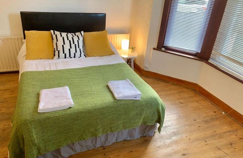 Balham House | Balham, South London Spacious Guest House 1, 6 rooms available