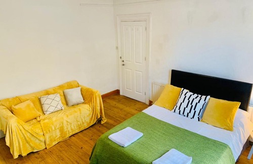 Balham House | Balham, South London Spacious Guest House 1, 6 rooms available