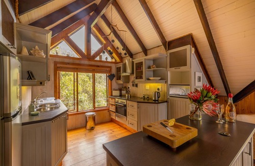 Victoria Bay House | Ballots Bay Treehouse