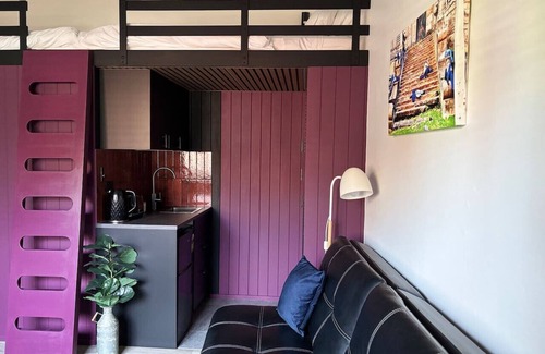 Balmain Apartment | Balmain Village Retreat | AC + Parking | 3kms to City