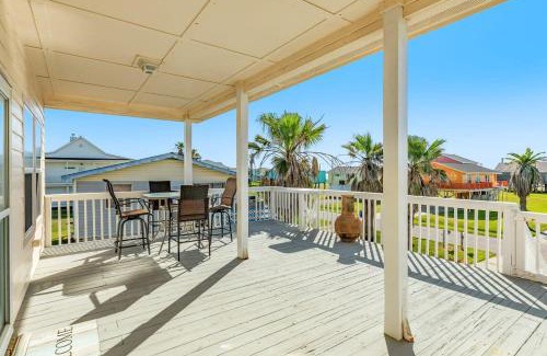 Surfside Beach House | Banana Cabana - Quick Walk to Beach & Restaurants