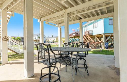 Surfside Beach House | Banana Cabana - Quick Walk to Beach & Restaurants