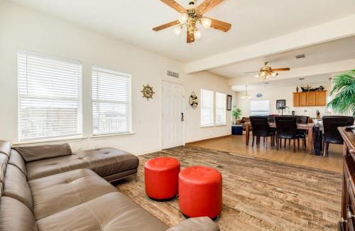 Surfside Beach House | Banana Cabana - Quick Walk to Beach & Restaurants